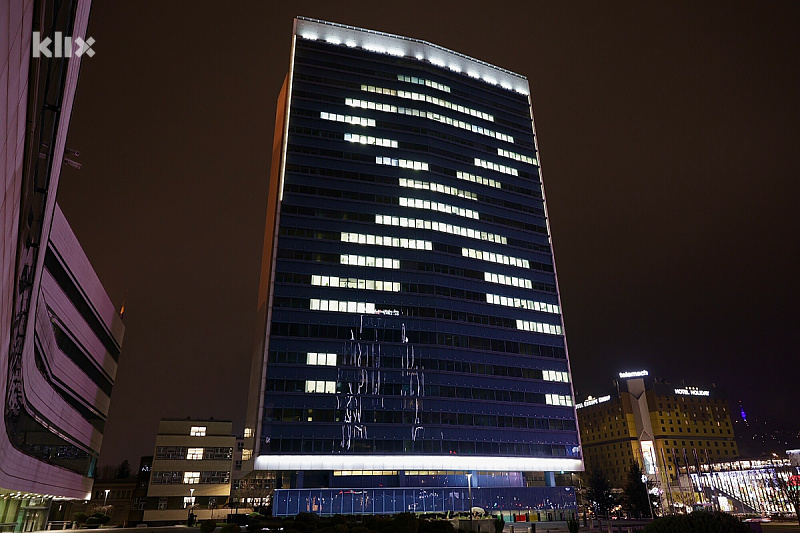 Zgrada institucija BiH osvjetljena u obliku vrpce (Foto: I. Š./Klix.ba)