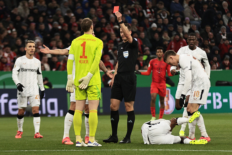 Sudija pokazuje crveni karton Neueru (Foto: Reuters)