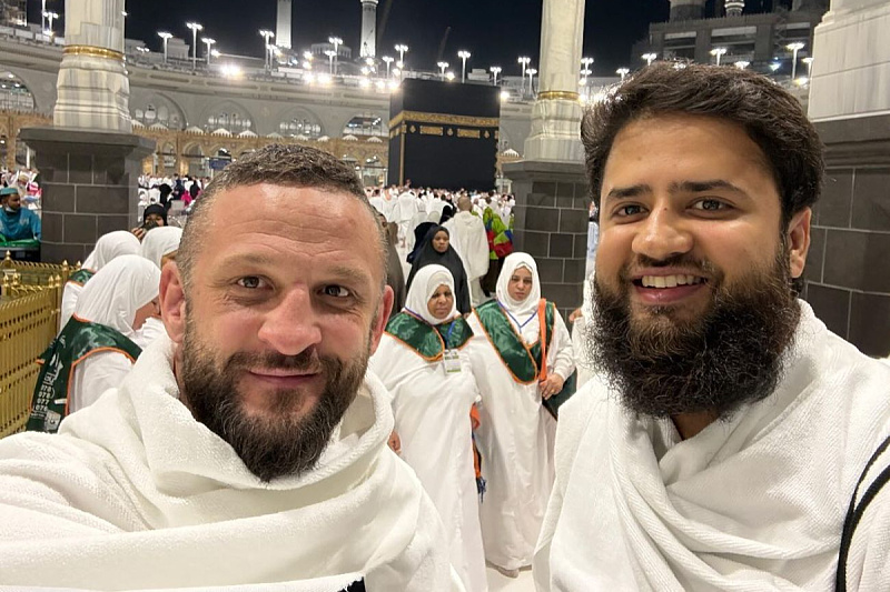 Miran Fabjan pored Kabe u Mekki (Foto: Instagram)