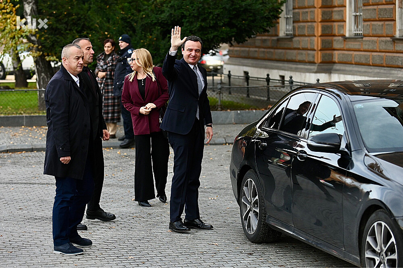 Albin Kurti u Sarajevu pozdravlja novinare pred sastanak u Predsjedništvu BiH (Foto: T. S./Klix.ba)