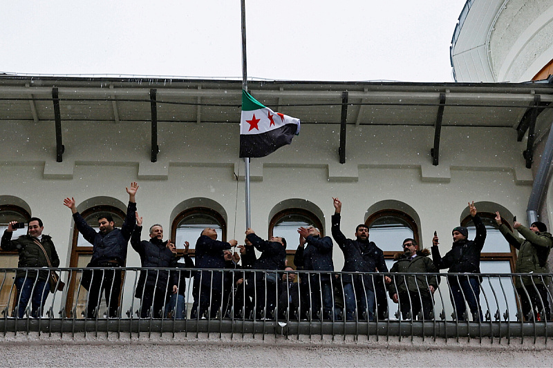 Podizanje zastave u Moskvi (Foto: Reuters)