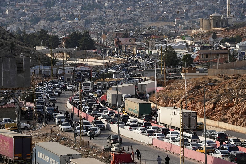 Stanovnici Sirije prelaze u Liban (Foto: Reuters)