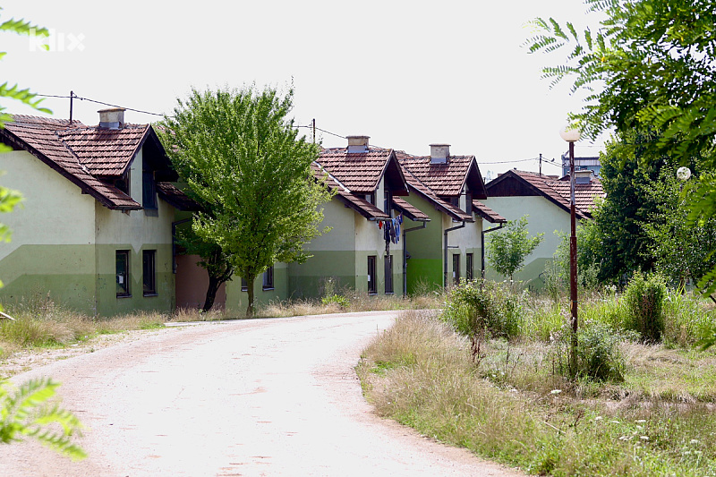 Kolektivno naselje u Mihatovićima (Foto: A. K./Klix.ba)