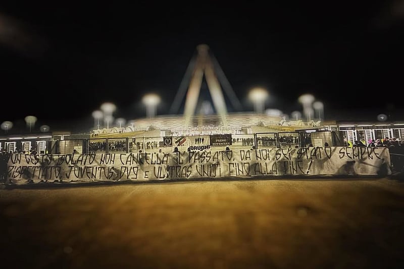 Poruka Juventusovih ultrasa ispred stadiona (Foto: Instagram)