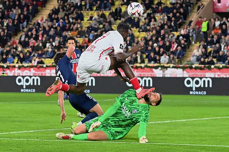 Trenutak kada je Donnarumma dobio udarac (Foto: Reuters)