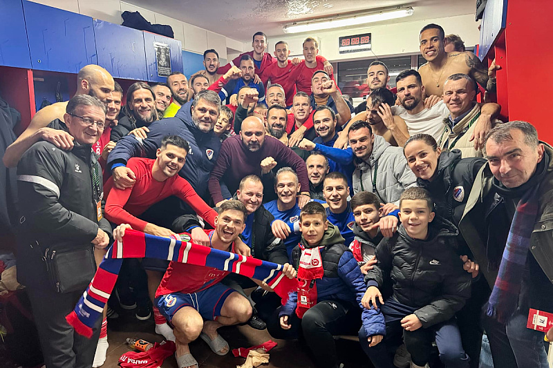 Slavlje igrača i stručnog štaba Borca nakon uspjeha (Foto: FK Borac)