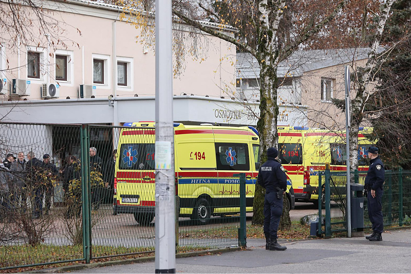 Policija i hitna ispred škole (Foto: Robert Anic/Pixsell)