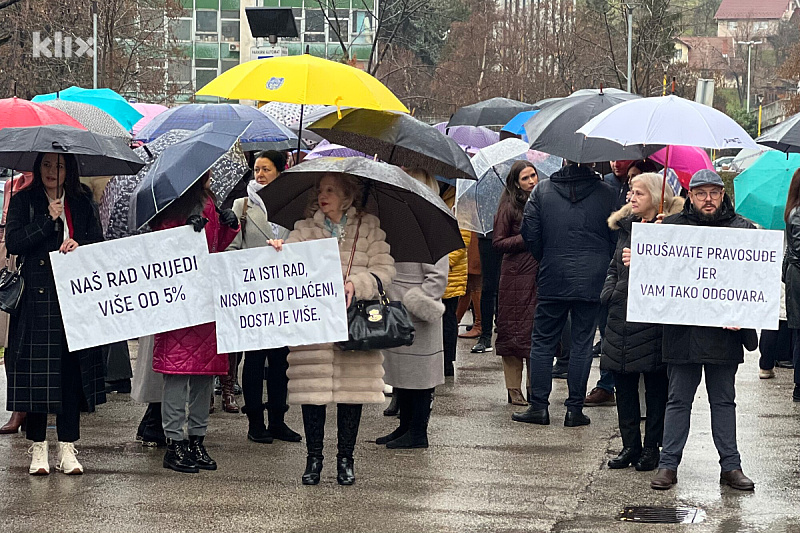 Detalj tokom polusatnog štrajka u Tuzli (Foto: A. K./Klix.ba)