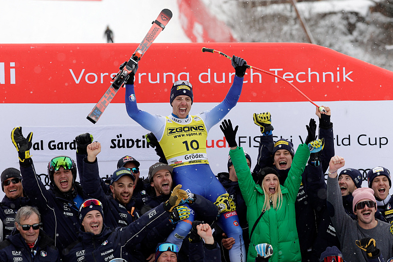 Mattia Casse na ramenima kolega iz reprezentacije (Foto: Reuters)