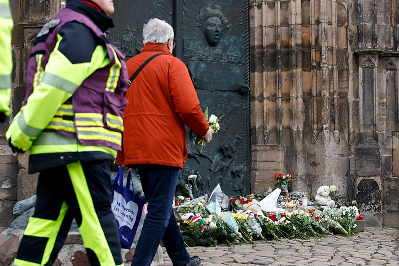 Mještani odaju počast žrtvama (Foto: Reuters)