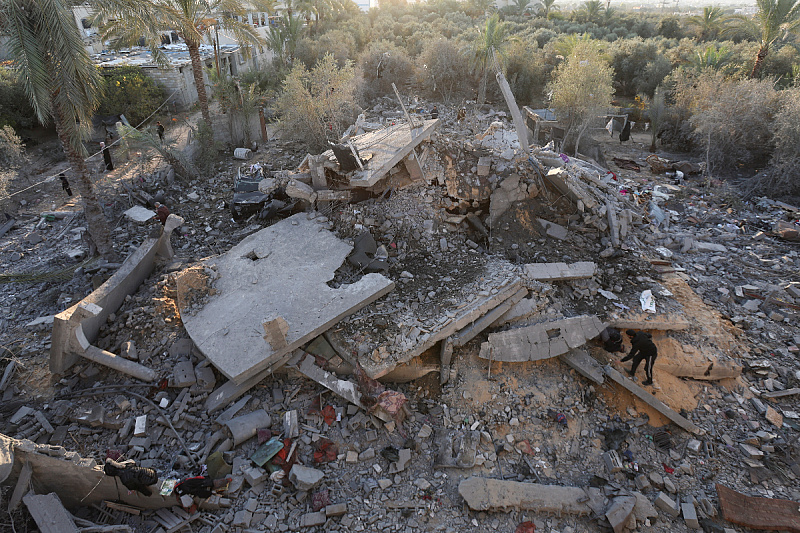 Mjestu izraelskog napada na kuću u Deir Al-Balahu (Foto: Reuters)