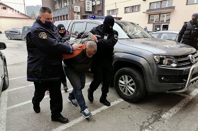 Privođenje uhapšenih u Upravu policije u Tuzli u februaru 2021. godine (Foto: A. K./Klix.ba)