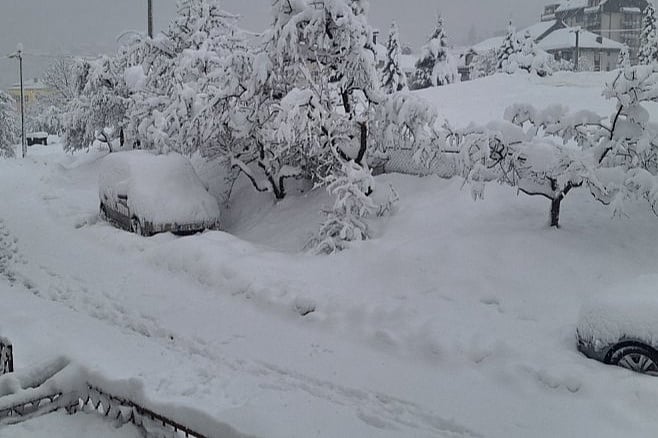 Veliki sniježni nanosi stvorili su brojne probleme (Foto: RTRS)