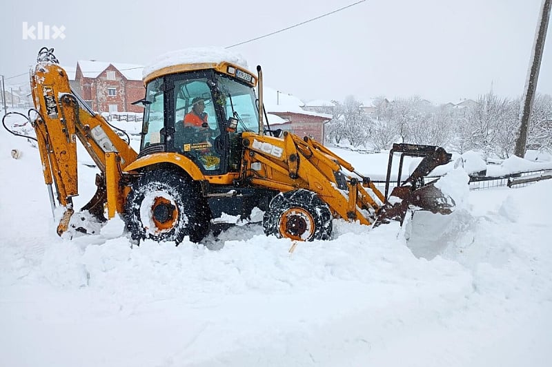 Snijeg na području Bosanske Krupe (Foto: FENA)