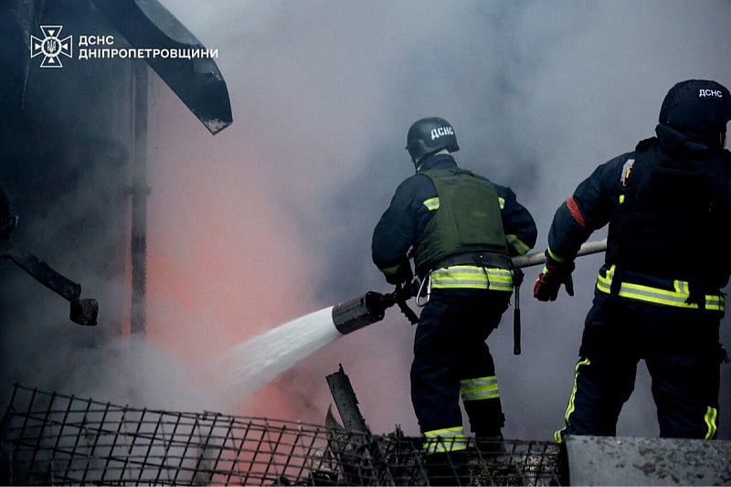 Vatrogasci se bore s mnogim požarima nakon raketiranja (Foto: Reuters)