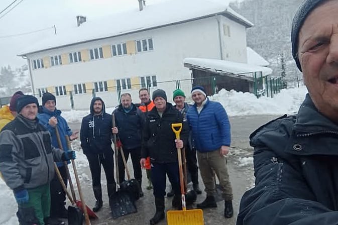 Višća (četvrti s lijeva) s komšijama u radnoj akciji (Foto: Radio Olovo)