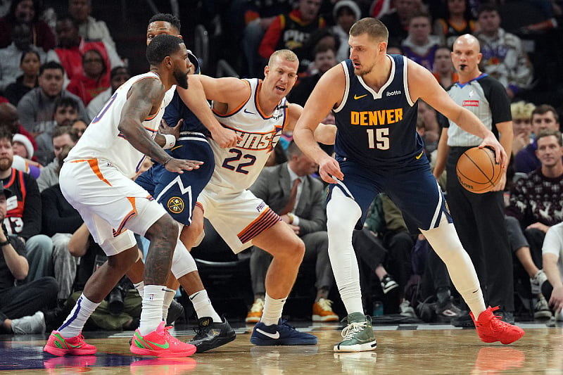 Jokić u patikama različitih boja (Foto: Reuters)