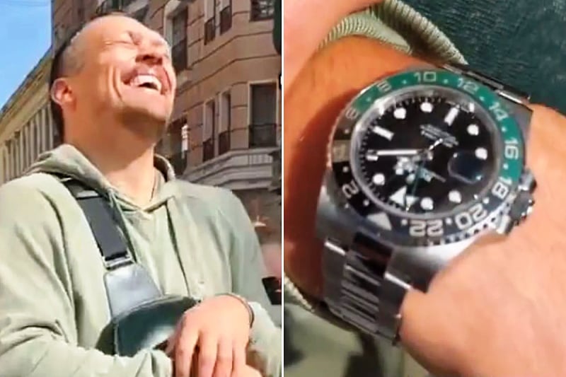 Saka pokazao svoj lažni Rolex (Foto: Screenshot)