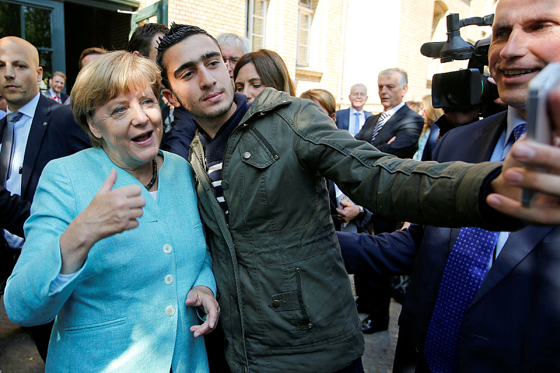 Selfie sirijskog izbjeglice Anasa Modamanija s bivšom kancelarkom Njemačke Angelom Merkel 2014. (Foto: Reuters)