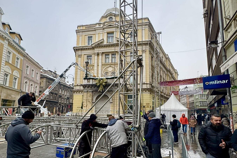 Postavljanje bine ispred Vječne vatre