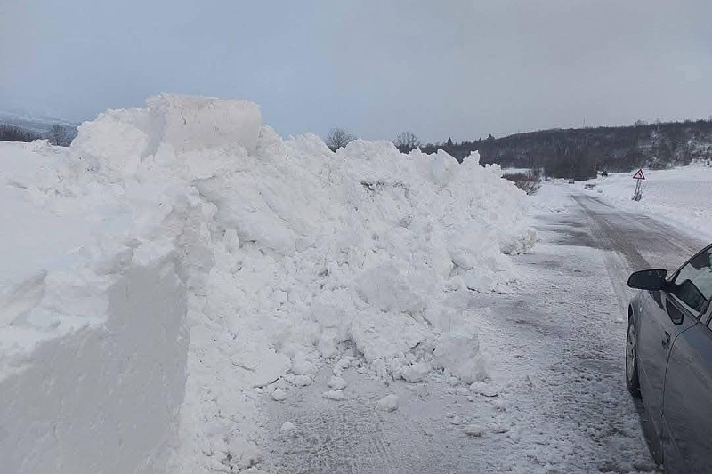 Veliki nanosi snijega u Istočnom Drvaru (Foto: Facebook)