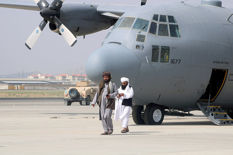 Talibani ispred američkog aviona (Foto: Reuters)