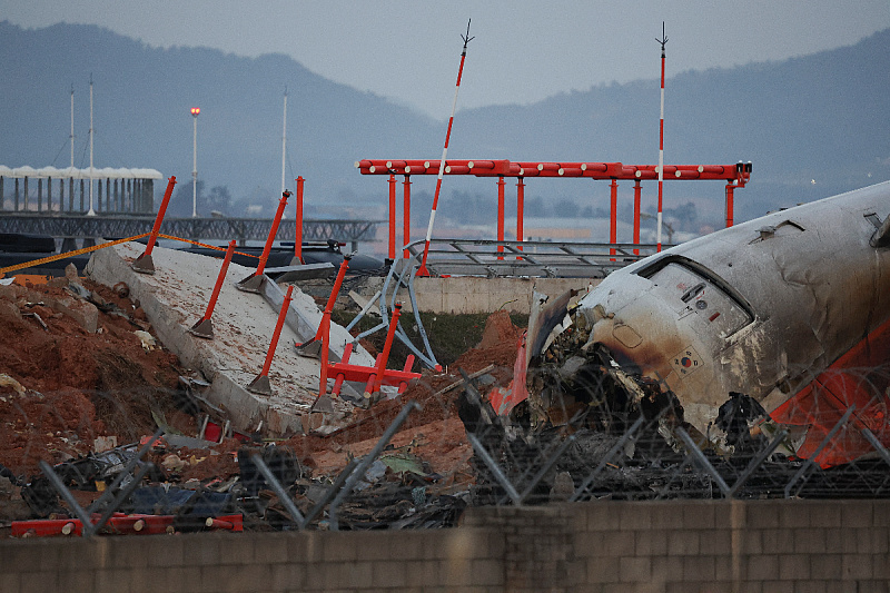 Olupina aviona kompanije Jeju Air nakon nesreće u Južnoj Koreji (Foto: Reuters)