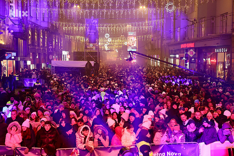 Javni doček Nove godine u Sarajevu okupio ogroman broj ljudi (Foto: I. Š./Klix.ba)