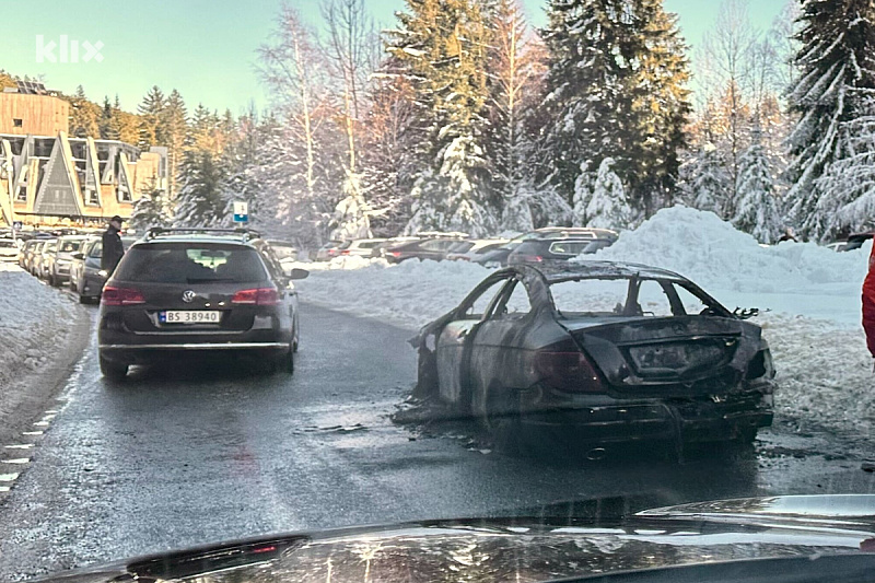 Požar na automobilu na putu prema Trebeviću (Foto: Klix.ba)