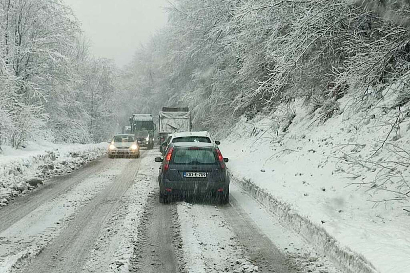 Otežan saobraćaj na području Sanskog Mosta zbog snijega (Foto: FENA)