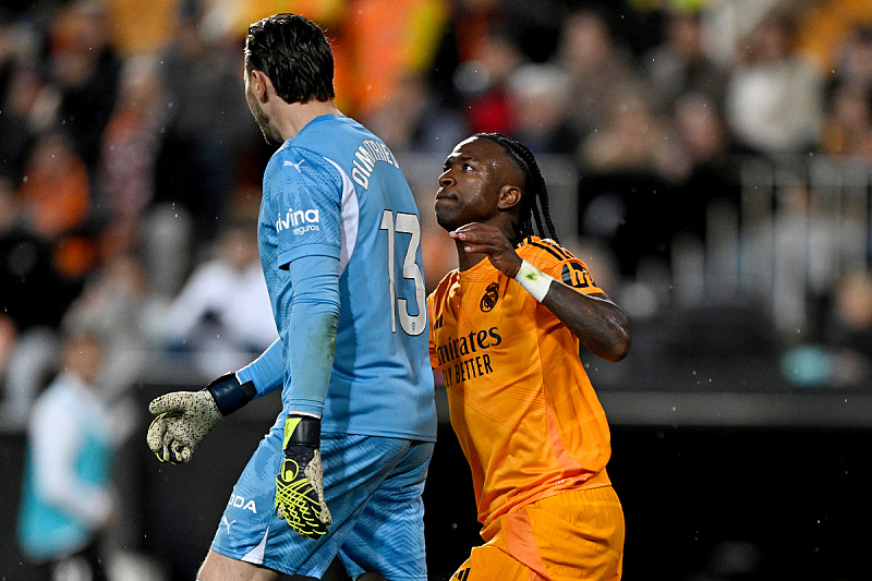 Vinicius namjerno udario golmana Valencije (Foto: Reuters)