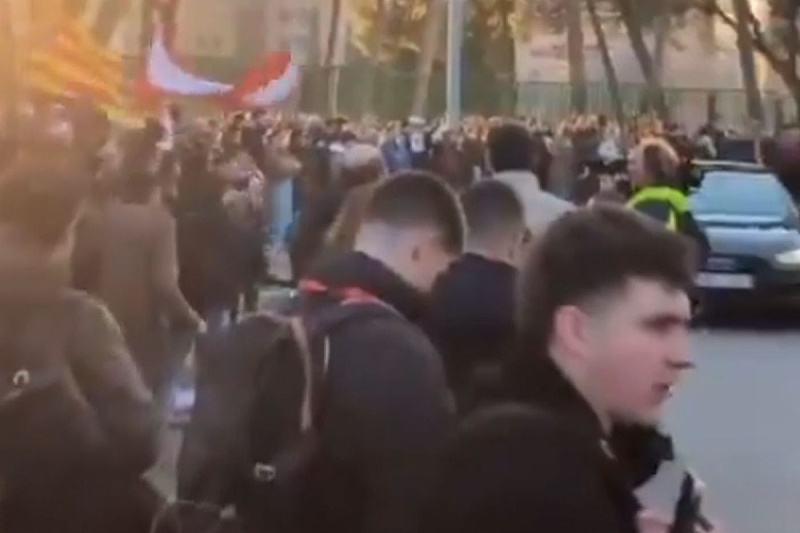 Navijači Barbastra provociraju Barcelonu (Foto: Screenshot)