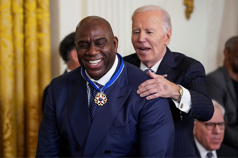 Magic Johnson prima medalju (Foto: Reuters)