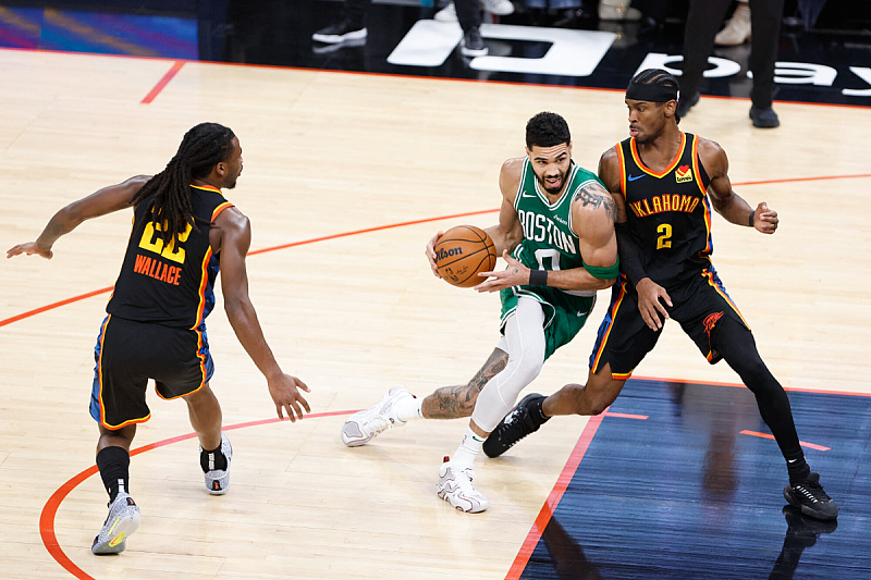 Tatum i Gilgeous-Alexander u duelu (Foto: Reuters)