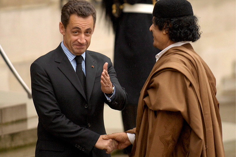 Nicolas Sarkozy i Muamer Gadafi (Foto: EPA-EFE)