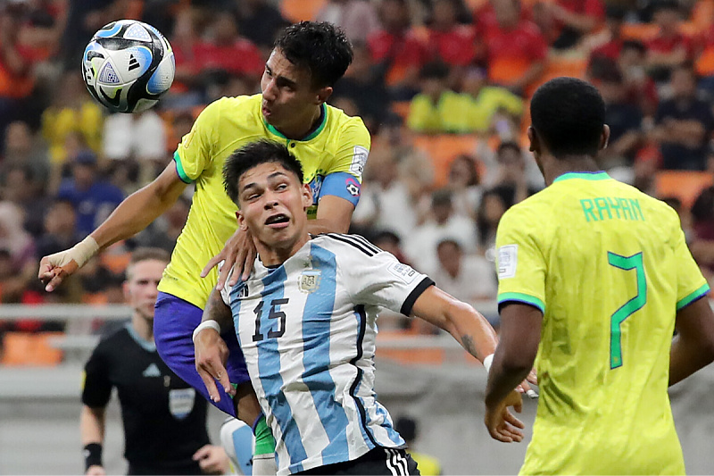 Vitor Reis (u skoku) protiv Argentine (Foto: EPA-EFE)