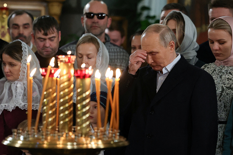 Putin na božićnoj liturgiji u Moskvi (Foto: Reuters)