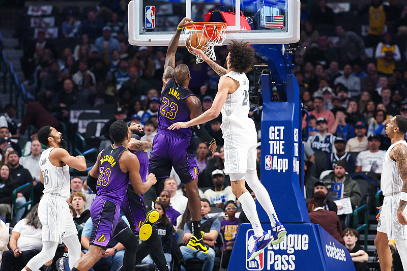 LeBron James je zakucao na čudestan način (Foto: Reuters)