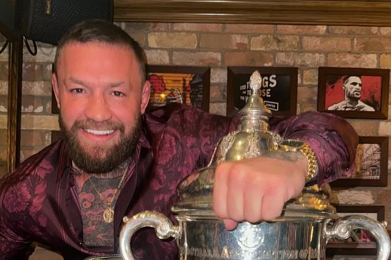 McGregor s trofejem FAI Cupa (Foto: Instagram)