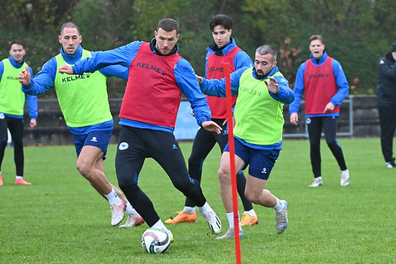 Đakovac (desno) u duelu s Džekom na treningu Zmajeva (Foto: NSBiH)