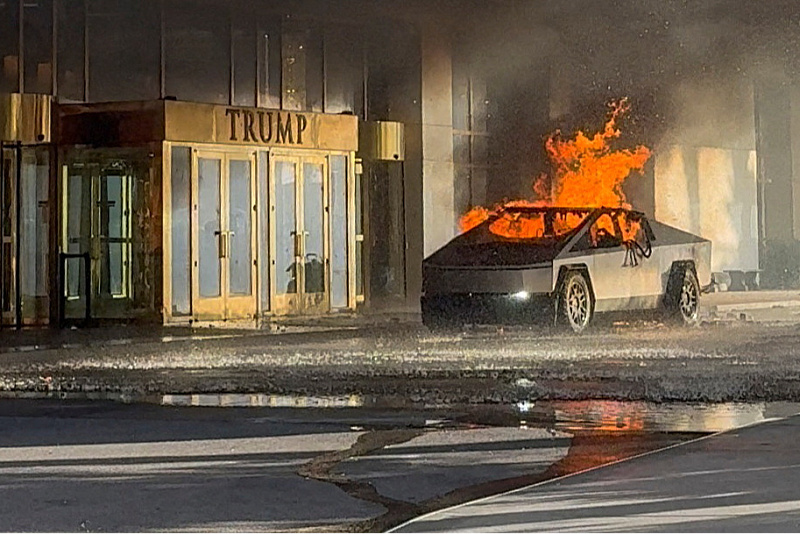 Pred Trumpovim hotelom izveo detonaciju automobila Tesla Cybertruck (Foto: Reuters)