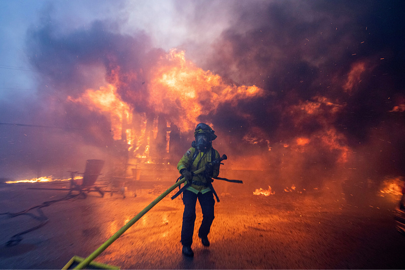 Vatrogasci se bore s vatrenom stihijom (Foto: Reuters)