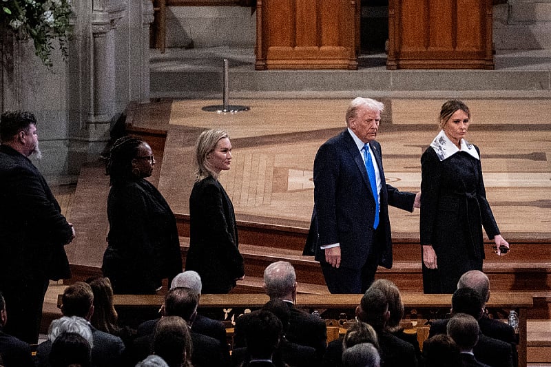 Donald i Melania Trump imali neugodnu situaciju na sahrani bivšeg predsjednika SAD-a (Foto: Reuters)