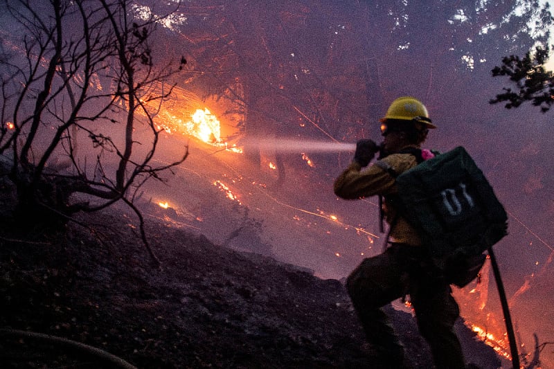 Vatrogasci se bore s požarom (Foto: Reuters)