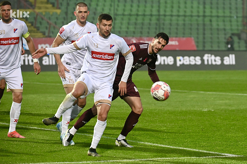 Đuričković u duelu s igračima Sloge (Foto: T. S./Klix.ba)