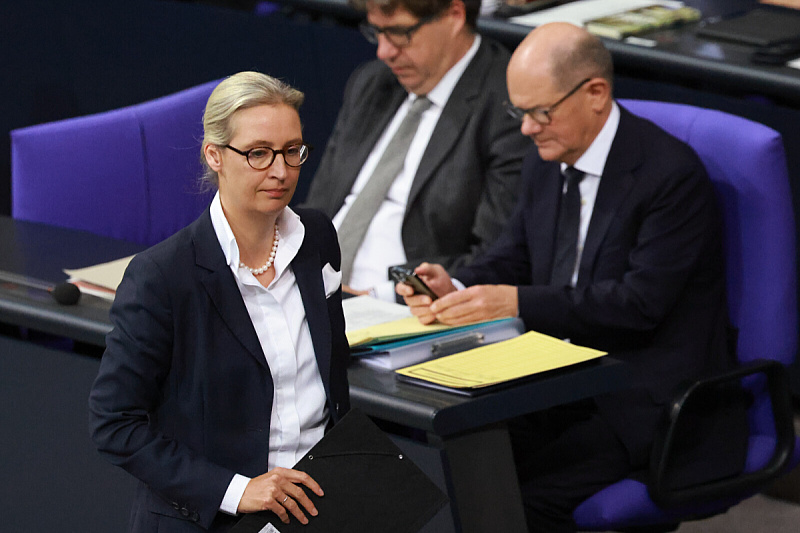 Alice Weidel prolazi pored Olafa Scholza (Foto: EPA-EFE)