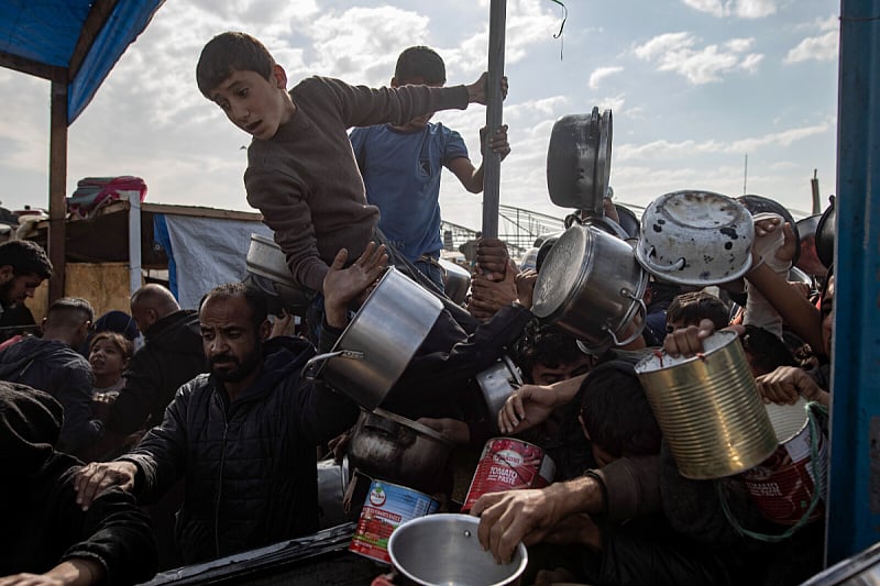 Palestinci čekaju hranu u Khan Younisu (Foto: EPA-EFE)