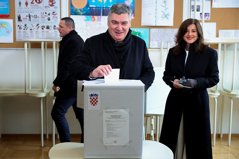 Zoran Milanović jutros je glasao u Zagrebu (Foto: Reuters)