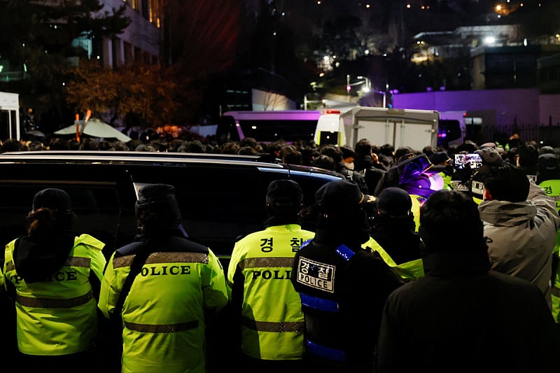 Policija i pristalice na imanju gdje se krije Yoon Suk Yeola (Foto: Reuters)