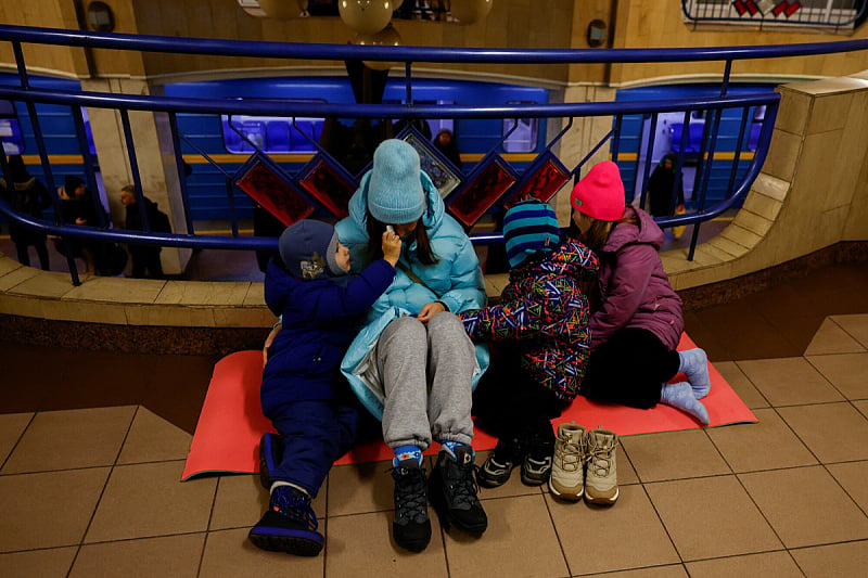 Ljudi u Kijevu su se sklonili u metro stanicu nakon sirene za uzbunu (Foto: Reuters)